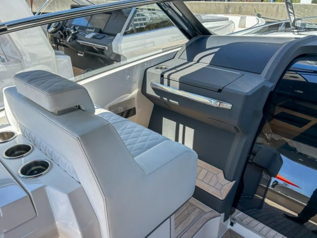 https://arconyachts.ams3.digitaloceanspaces.com/150544/conversions/large_4133884-optimize.jpg