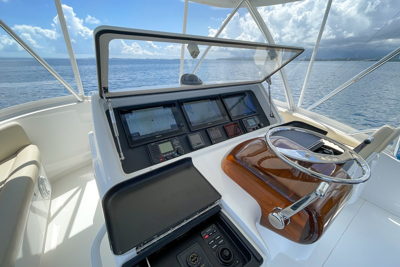 https://arconyachts.ams3.digitaloceanspaces.com/150670/conversions/large_3958621-optimize.jpg