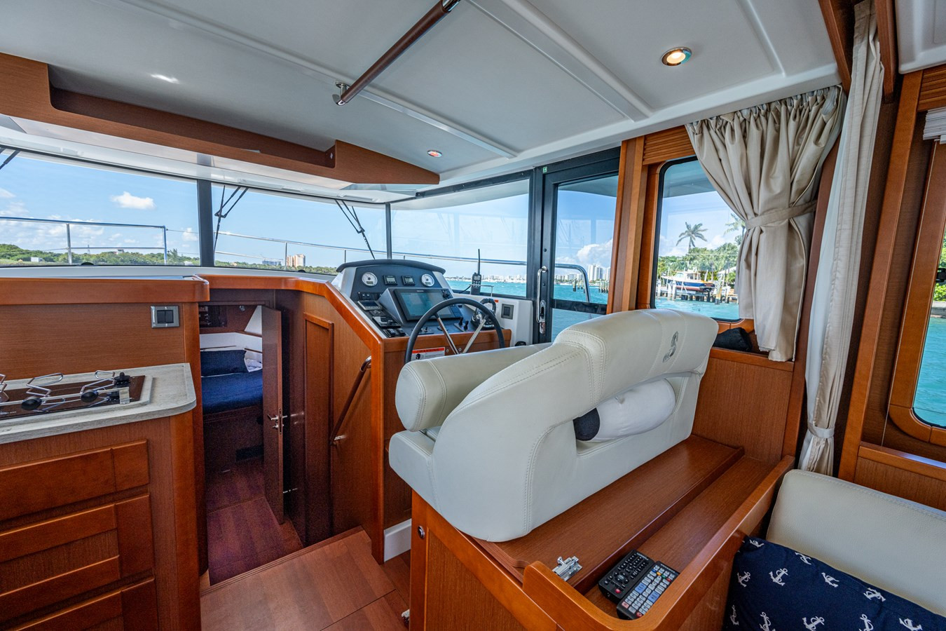 https://arconyachts.ams3.digitaloceanspaces.com/150709/conversions/large_4147505-optimize.jpg
