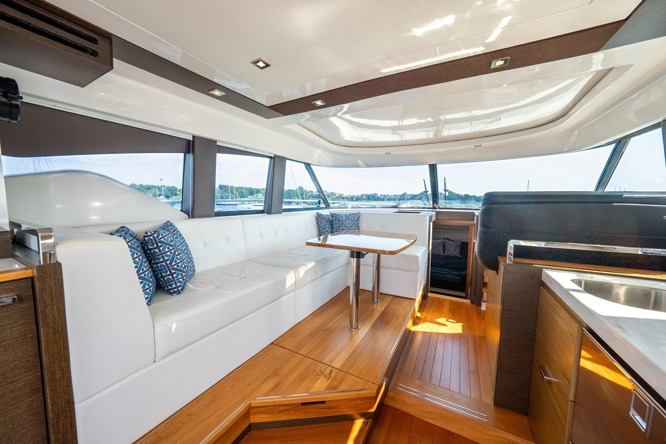 https://arconyachts.ams3.digitaloceanspaces.com/150908/conversions/large_4287519-optimize.jpg