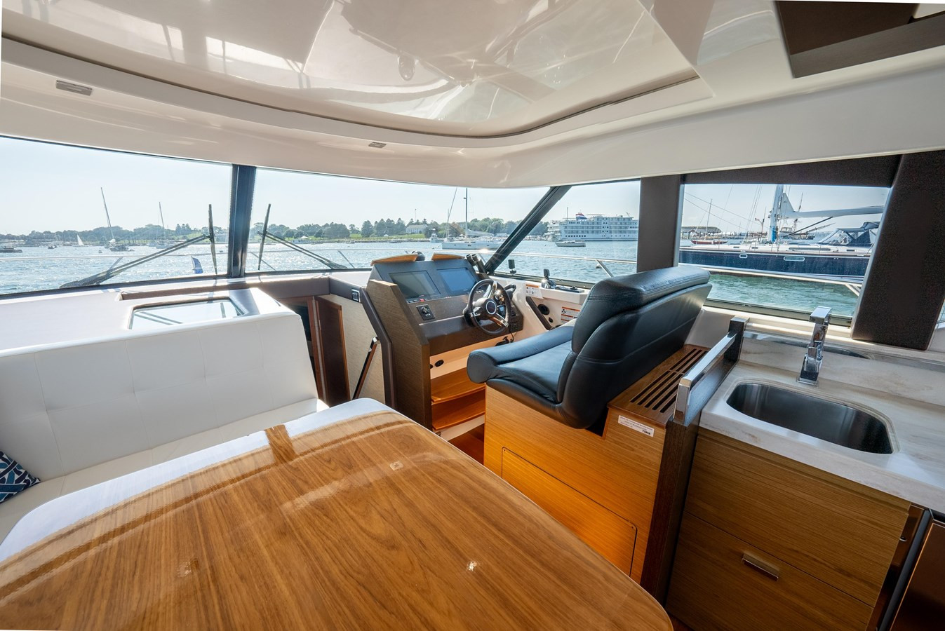 https://arconyachts.ams3.digitaloceanspaces.com/150928/conversions/large_4287526-optimize.jpg