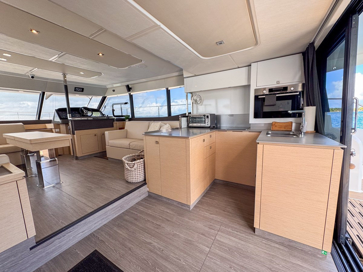 https://arconyachts.ams3.digitaloceanspaces.com/151156/conversions/large_4544187-optimize.jpg