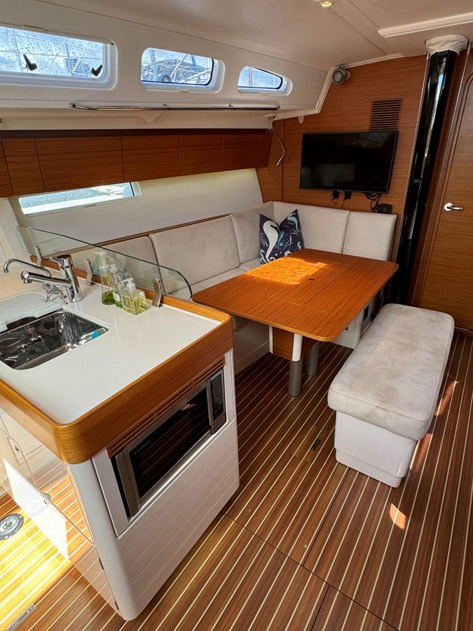 https://arconyachts.ams3.digitaloceanspaces.com/151411/conversions/large_4640992-optimize.jpg