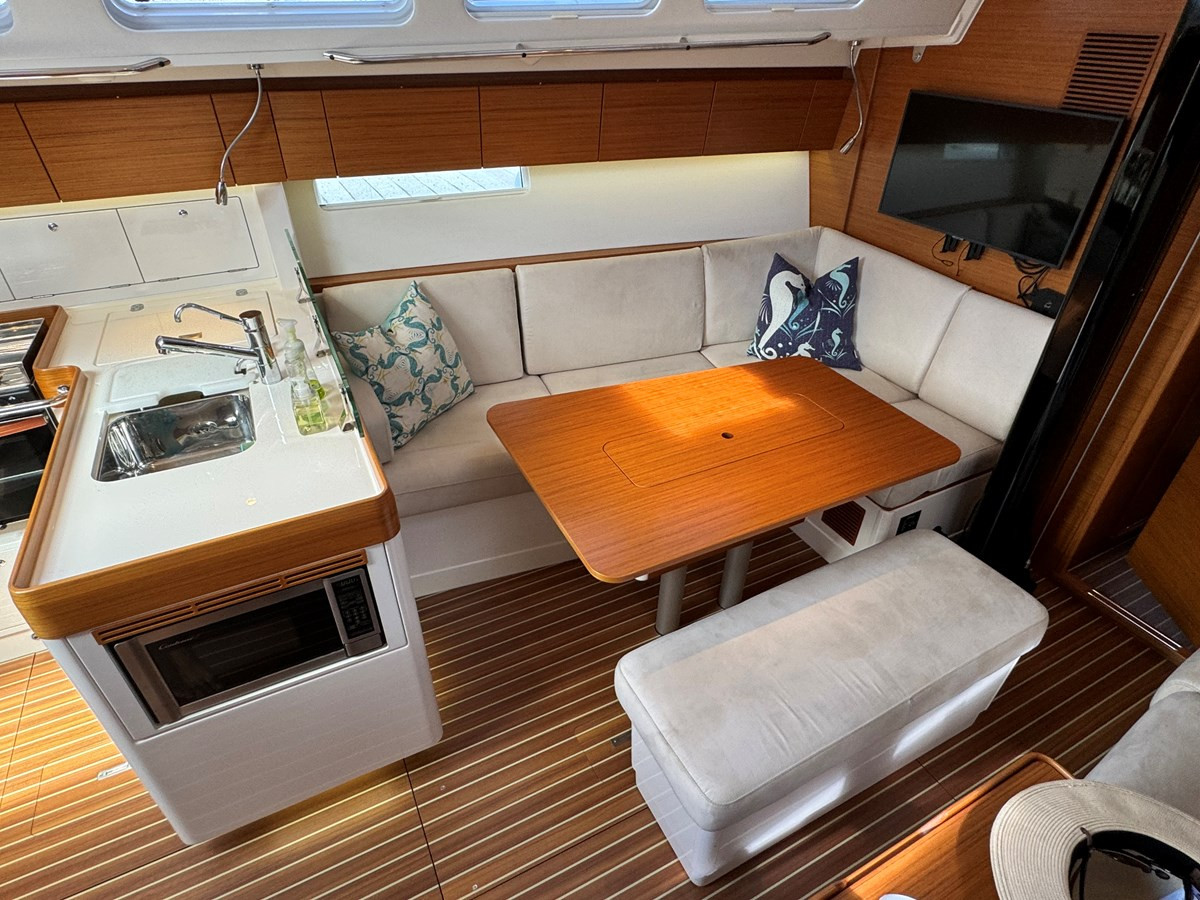 https://arconyachts.ams3.digitaloceanspaces.com/151413/conversions/large_4640997-optimize.jpg
