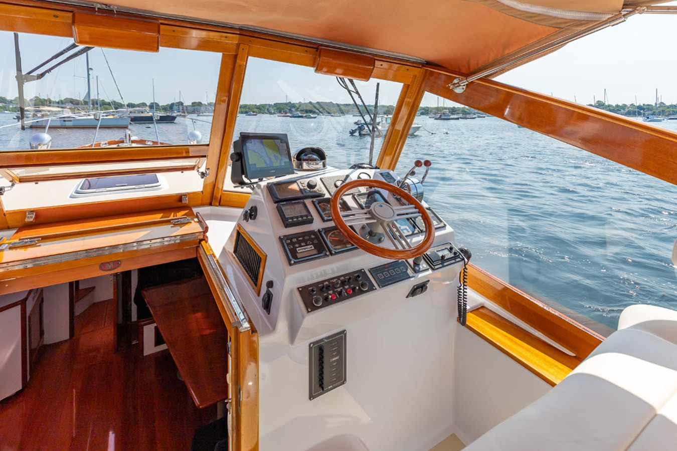 https://arconyachts.ams3.digitaloceanspaces.com/151968/conversions/large_4694619-optimize.jpg