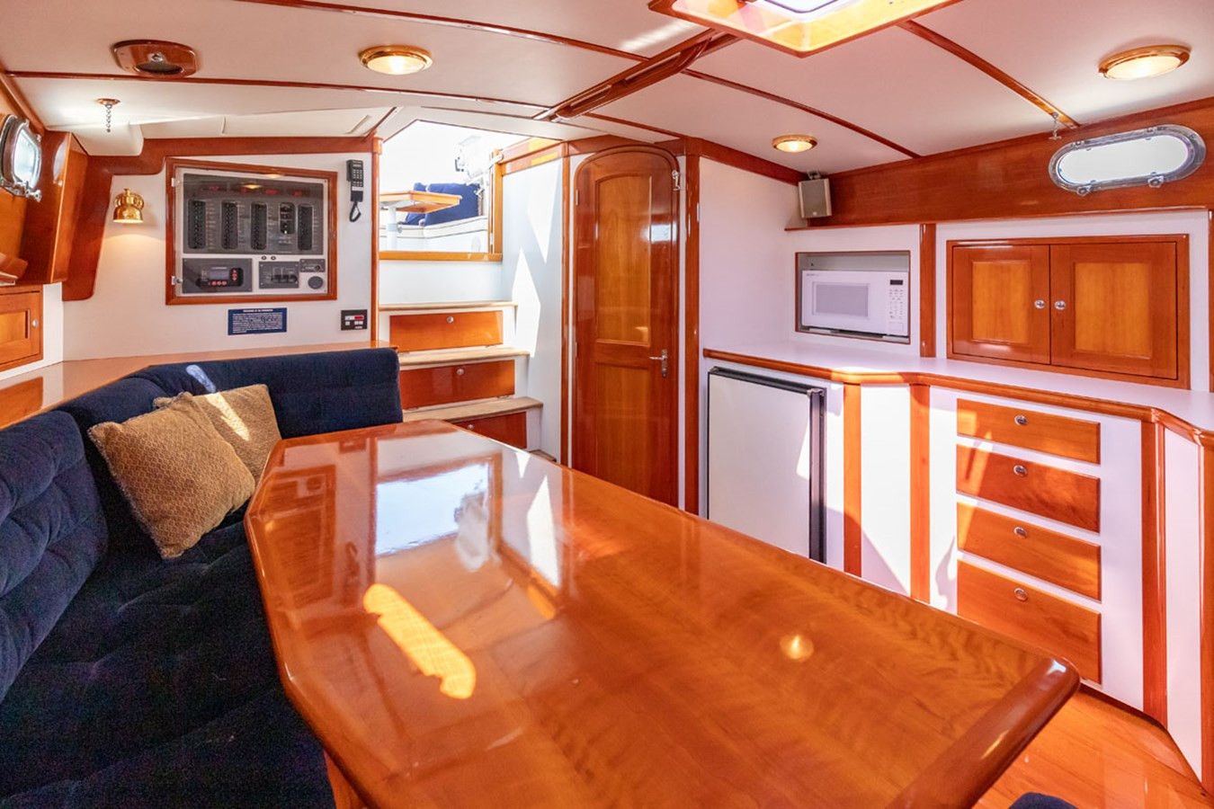 https://arconyachts.ams3.digitaloceanspaces.com/151980/conversions/large_4694623-optimize.jpg