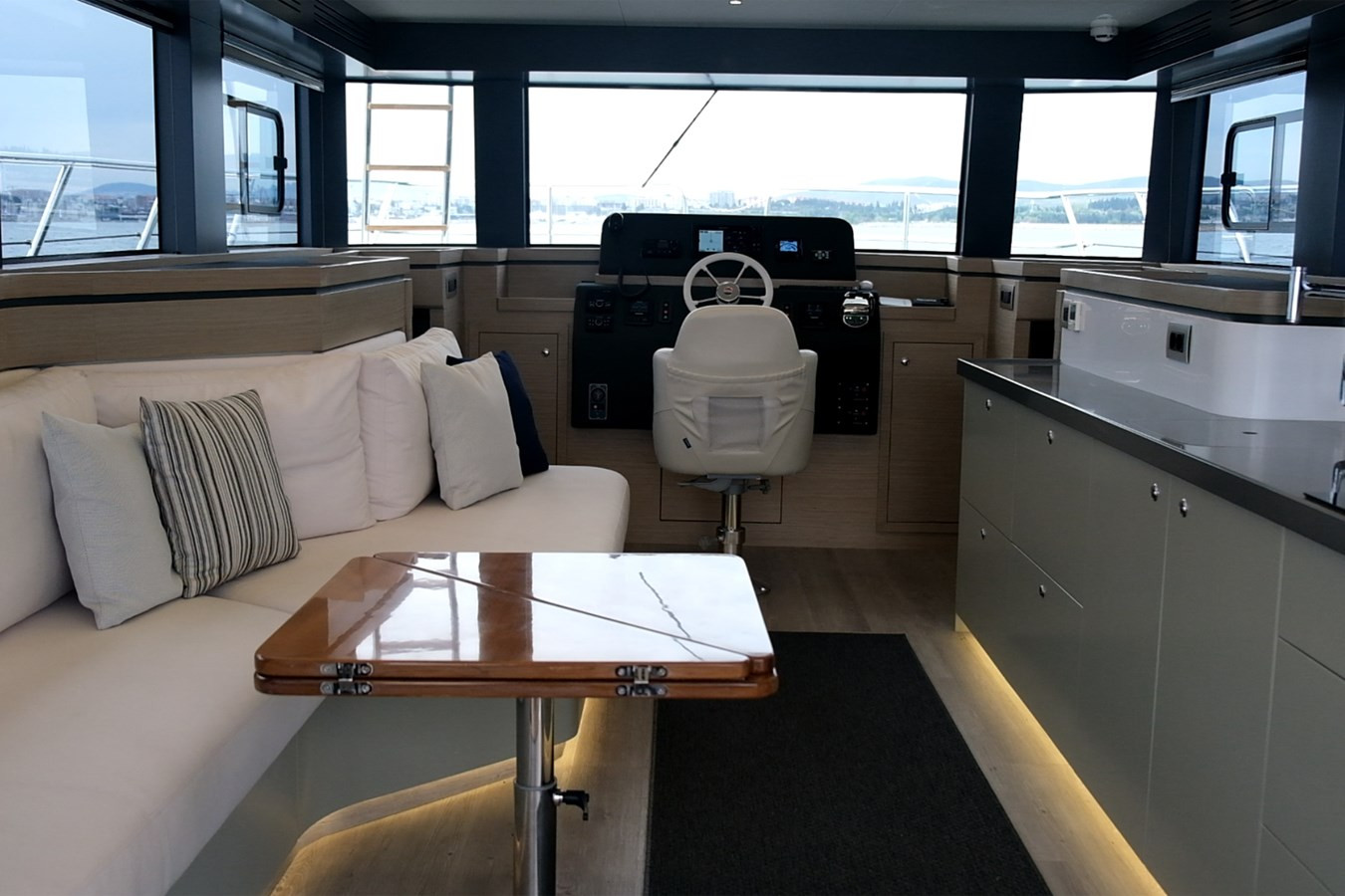 https://arconyachts.ams3.digitaloceanspaces.com/152252/conversions/large_4003017-optimize.jpg