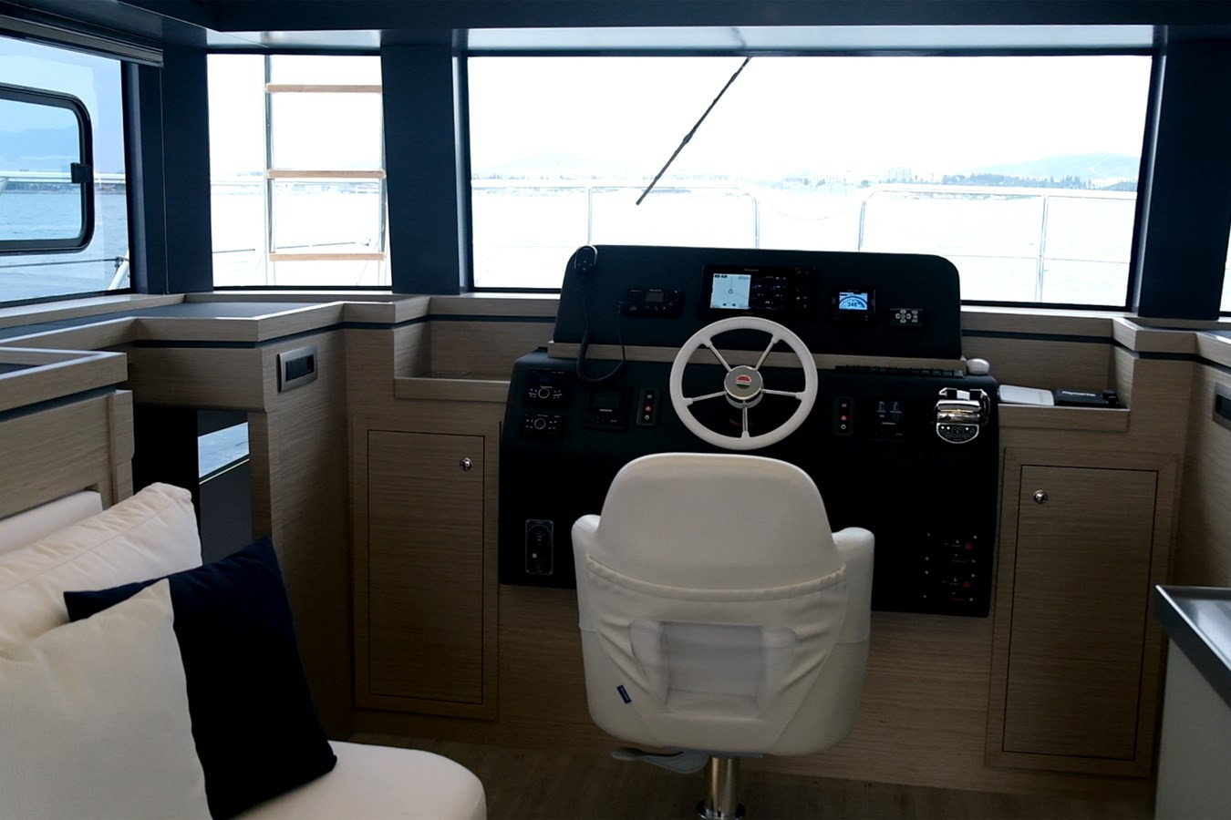 https://arconyachts.ams3.digitaloceanspaces.com/152255/conversions/large_4003018-optimize.jpg