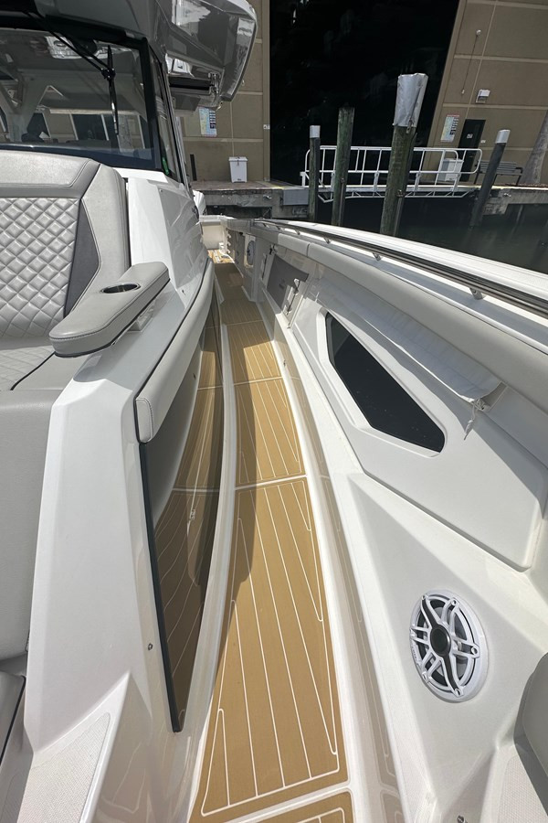 https://arconyachts.ams3.digitaloceanspaces.com/152256/conversions/large_4389681-optimize.jpg
