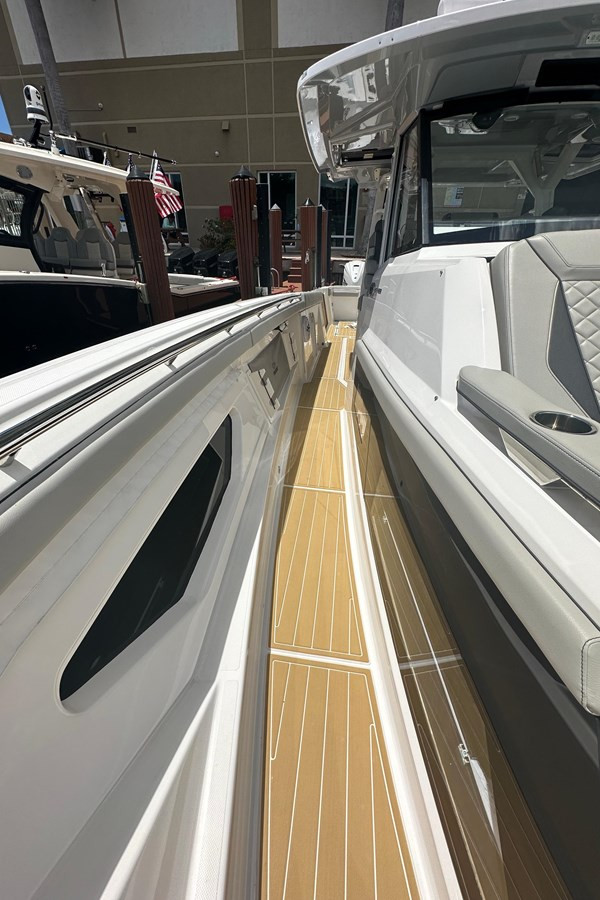 https://arconyachts.ams3.digitaloceanspaces.com/152259/conversions/large_4389682-optimize.jpg