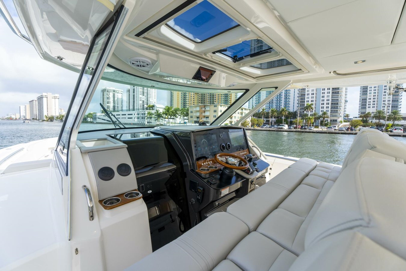https://arconyachts.ams3.digitaloceanspaces.com/152586/conversions/large_4770837-optimize.jpg