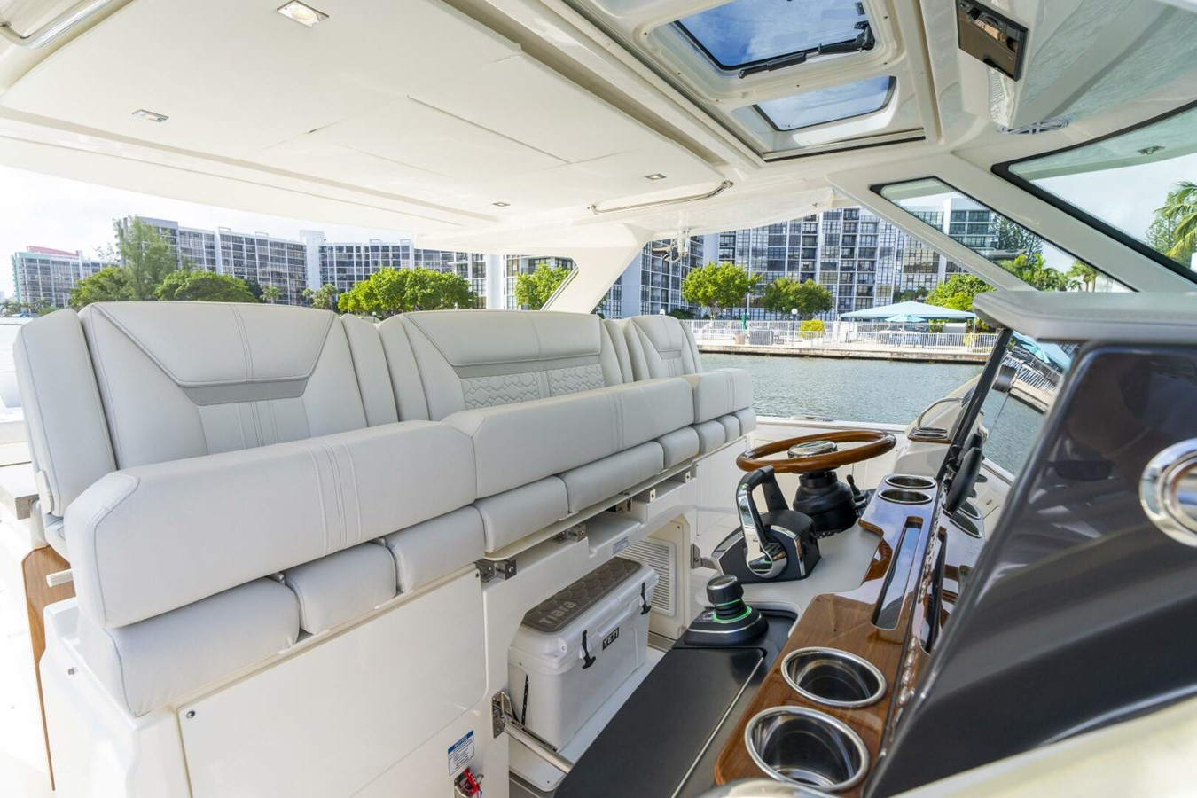 https://arconyachts.ams3.digitaloceanspaces.com/152598/conversions/large_4770842-optimize.jpg