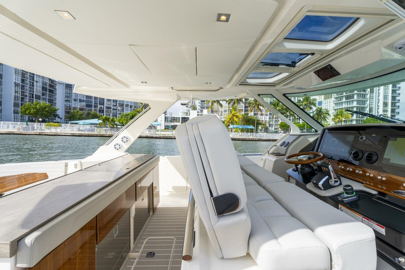 https://arconyachts.ams3.digitaloceanspaces.com/152601/conversions/large_4770843-optimize.jpg