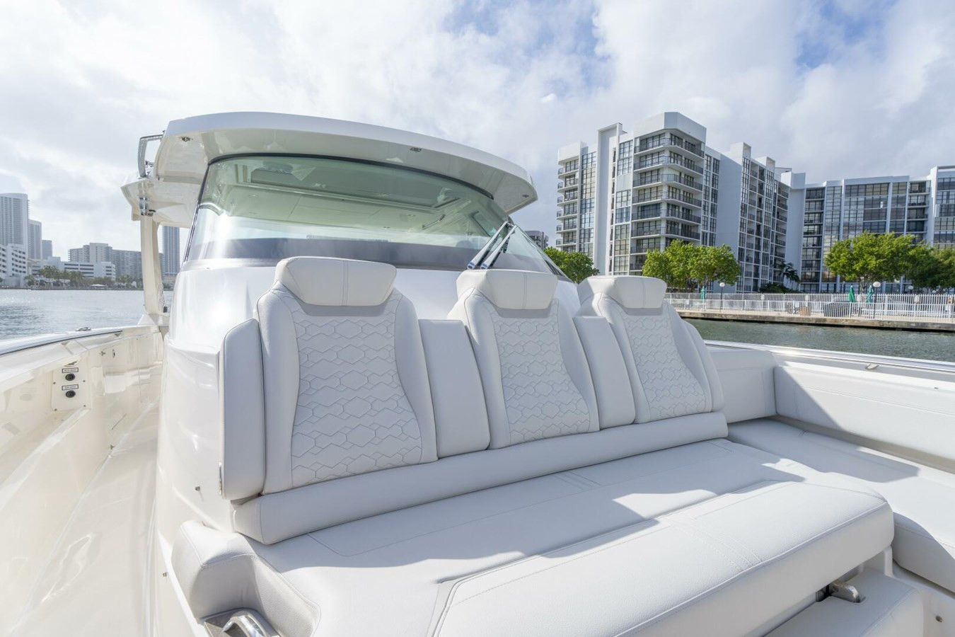 https://arconyachts.ams3.digitaloceanspaces.com/152608/conversions/large_4770845-optimize.jpg