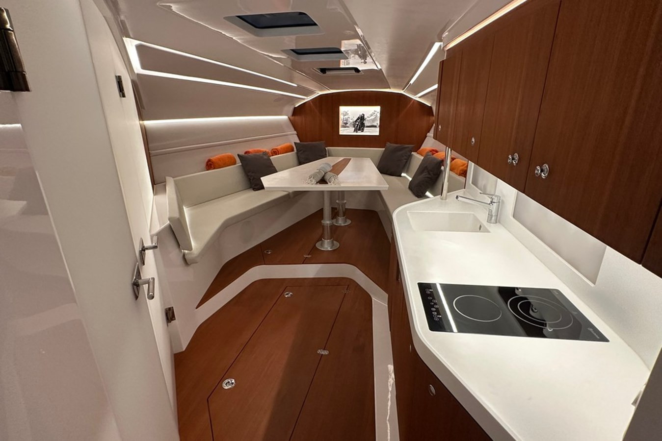 https://arconyachts.ams3.digitaloceanspaces.com/152838/conversions/large_4608566-optimize.jpg