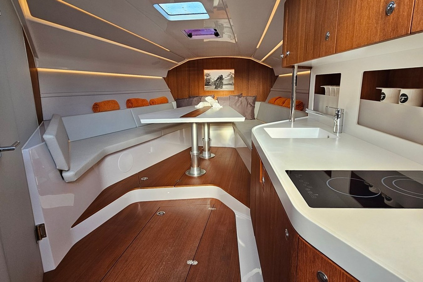 https://arconyachts.ams3.digitaloceanspaces.com/152841/conversions/large_4608552-optimize.jpg