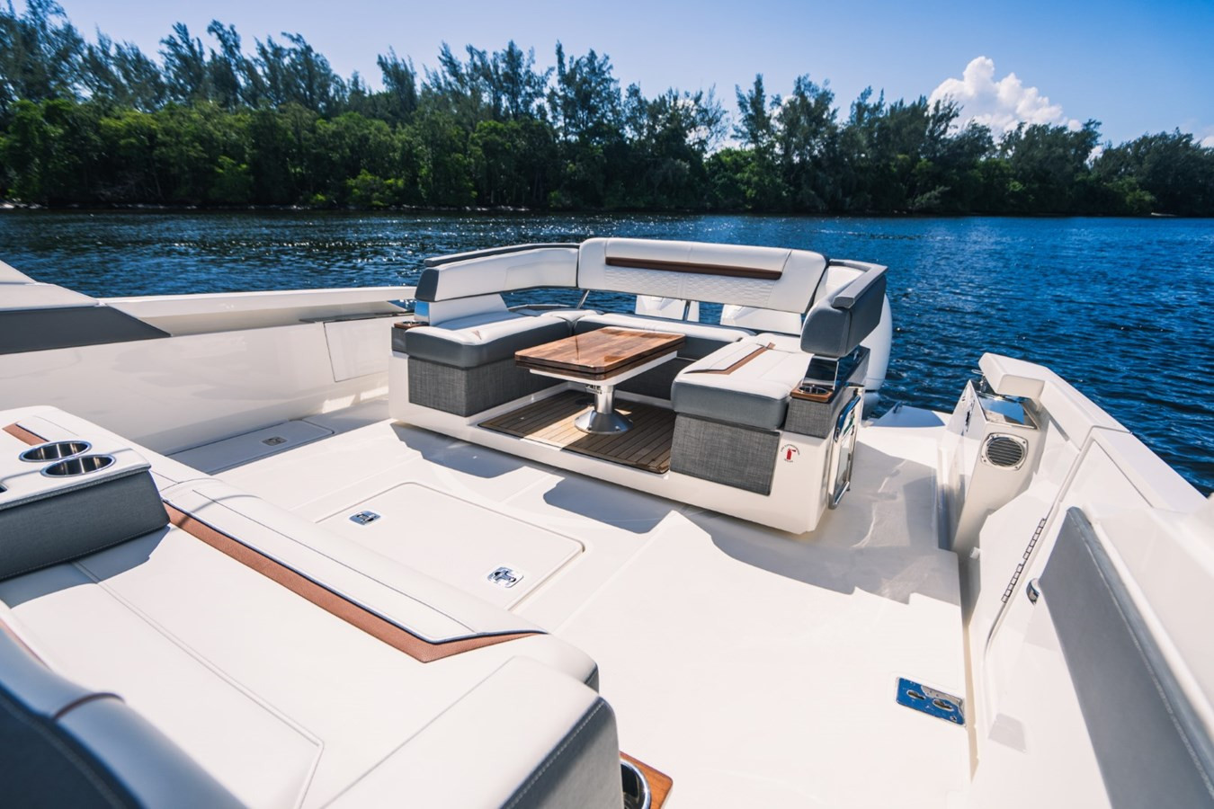 https://arconyachts.ams3.digitaloceanspaces.com/153028/conversions/large_3874553-optimize.jpg