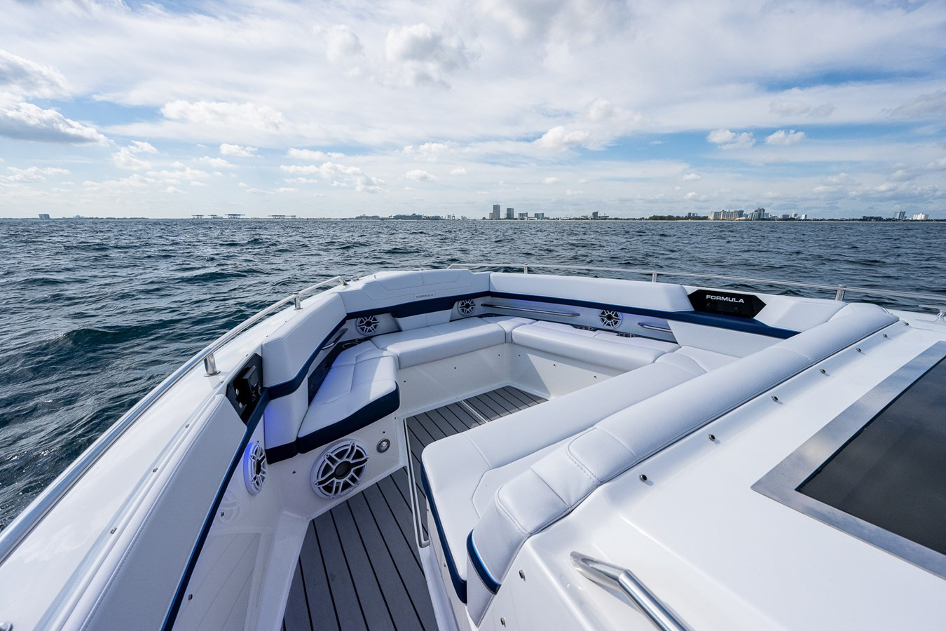 https://arconyachts.ams3.digitaloceanspaces.com/153372/conversions/large_3695815-optimize.jpg