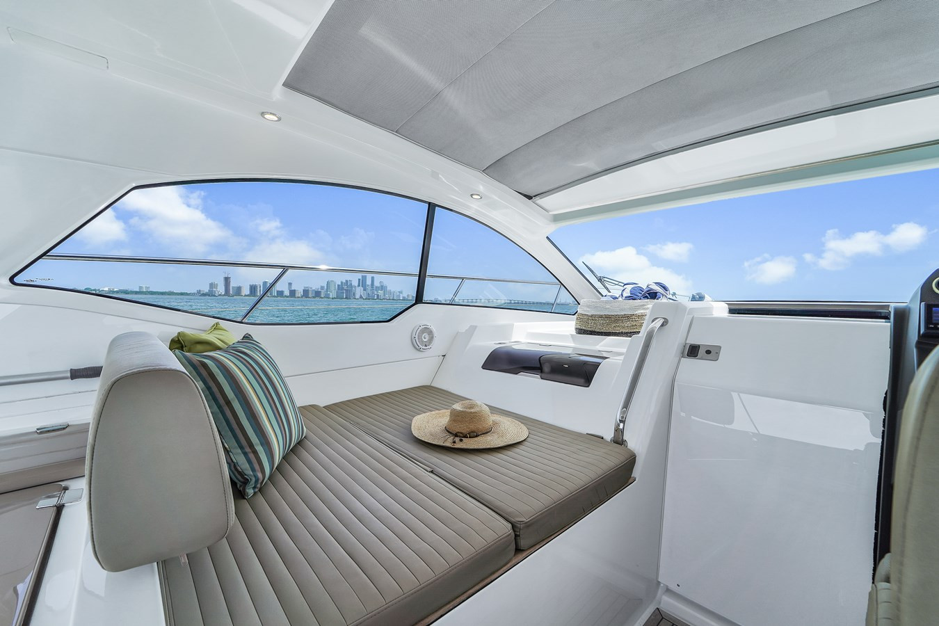 https://arconyachts.ams3.digitaloceanspaces.com/153612/conversions/large_3948185-optimize.jpg