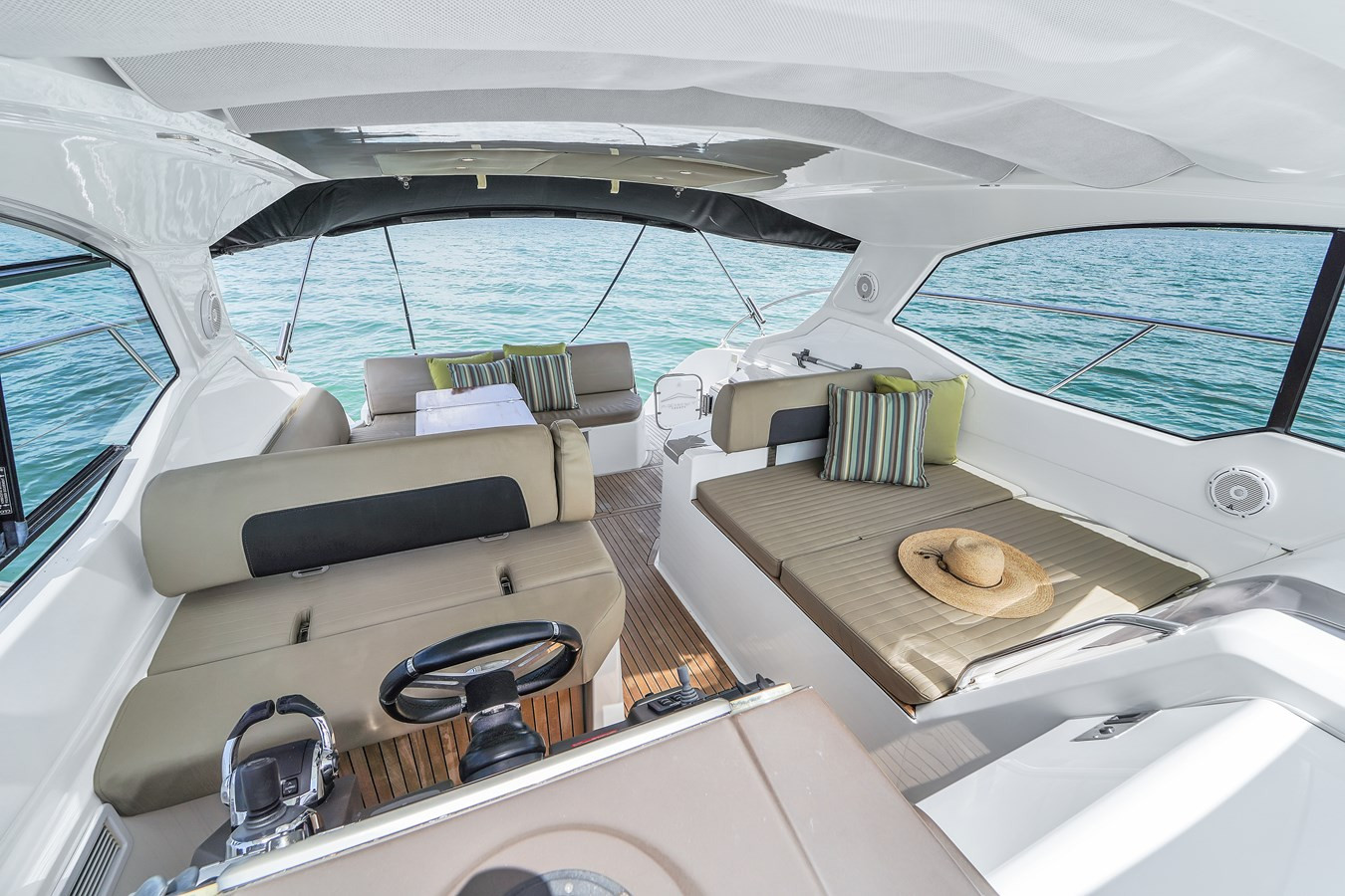 https://arconyachts.ams3.digitaloceanspaces.com/153616/conversions/large_3948186-optimize.jpg