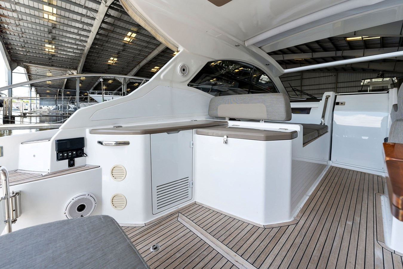 https://arconyachts.ams3.digitaloceanspaces.com/153661/conversions/large_4057591-optimize.jpg