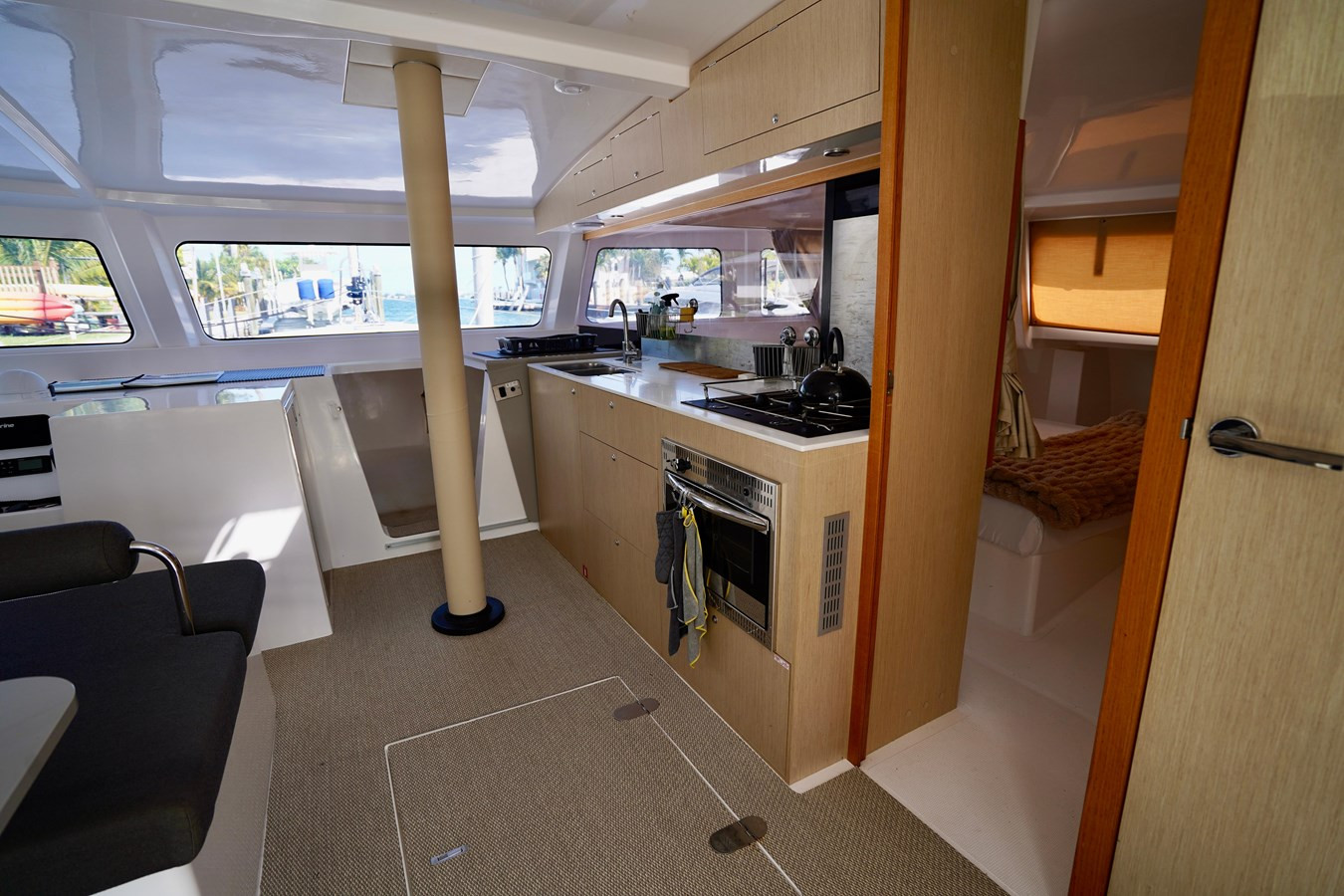https://arconyachts.ams3.digitaloceanspaces.com/153705/conversions/large_4110816-optimize.jpg