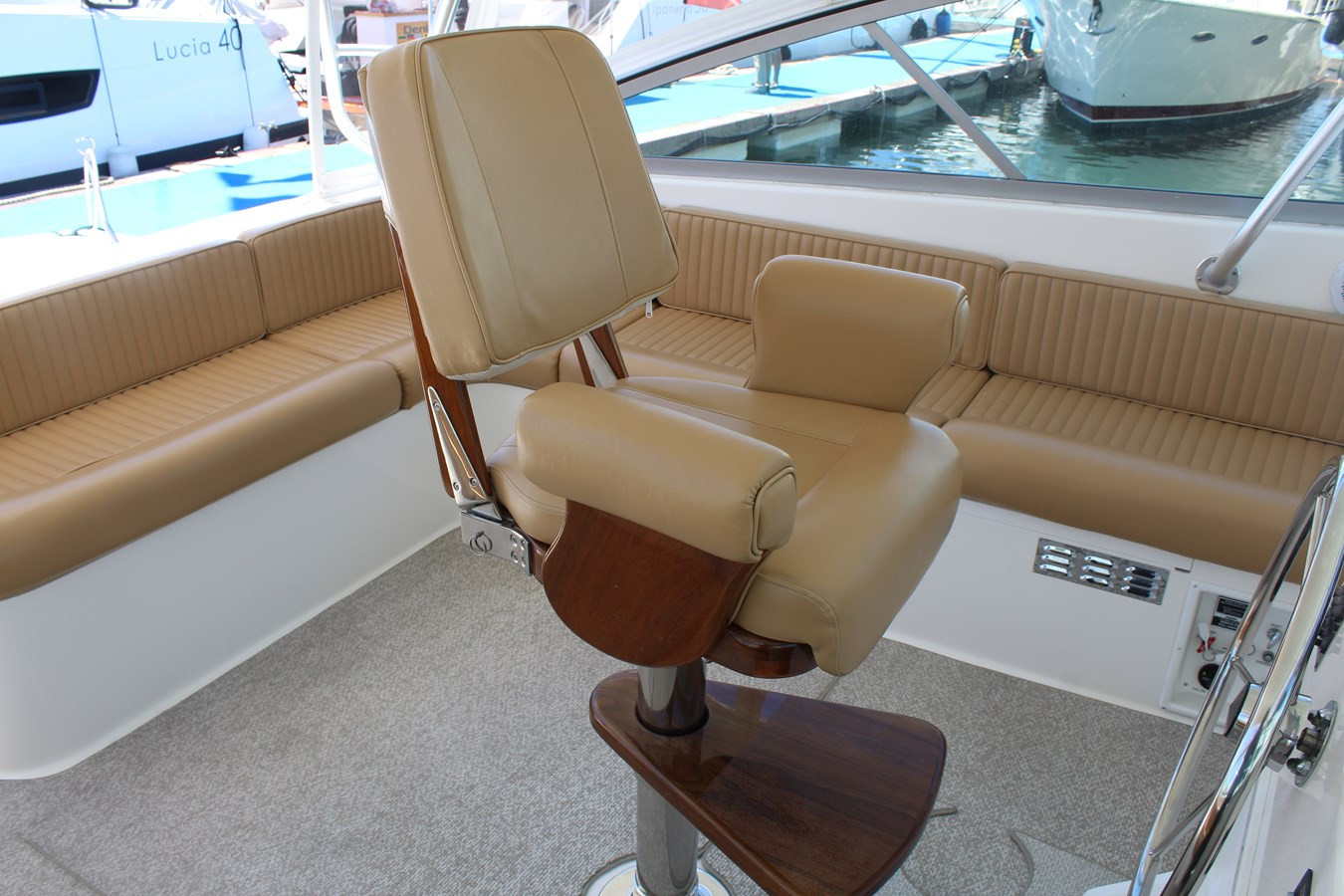 https://arconyachts.ams3.digitaloceanspaces.com/153806/conversions/large_4146513-optimize.jpg