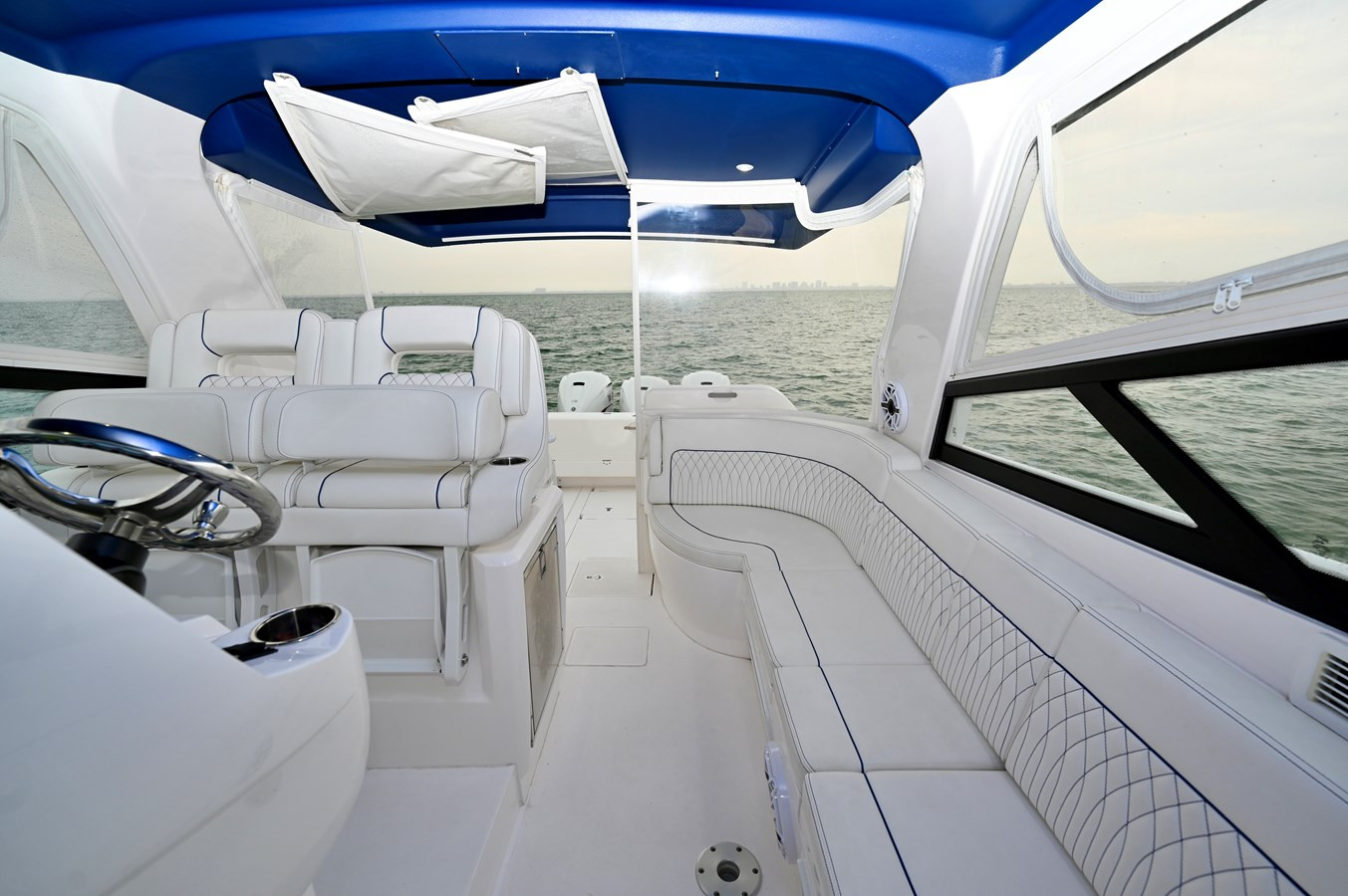 https://arconyachts.ams3.digitaloceanspaces.com/153828/conversions/large_4319115-optimize.jpg