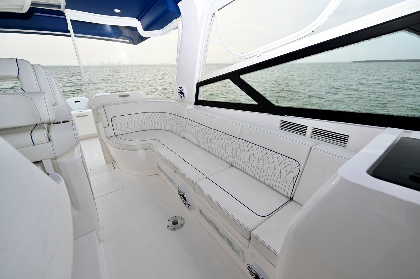 https://arconyachts.ams3.digitaloceanspaces.com/153831/conversions/large_4319116-optimize.jpg