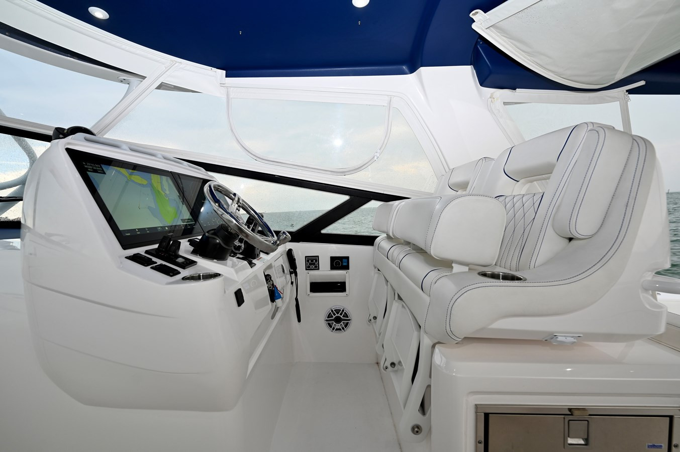 https://arconyachts.ams3.digitaloceanspaces.com/153834/conversions/large_4319117-optimize.jpg