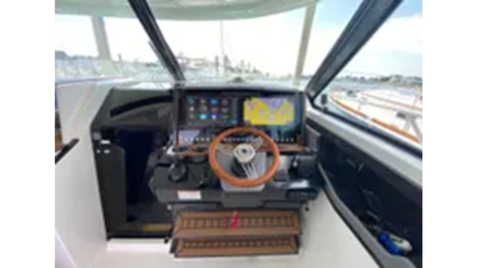 https://arconyachts.ams3.digitaloceanspaces.com/153940/conversions/large_4325650-optimize.jpg