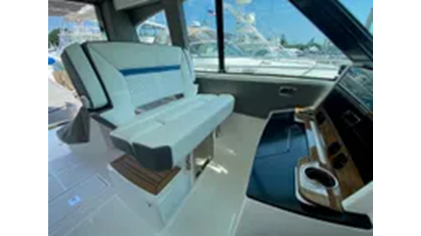 https://arconyachts.ams3.digitaloceanspaces.com/153963/conversions/large_4325657-optimize.jpg