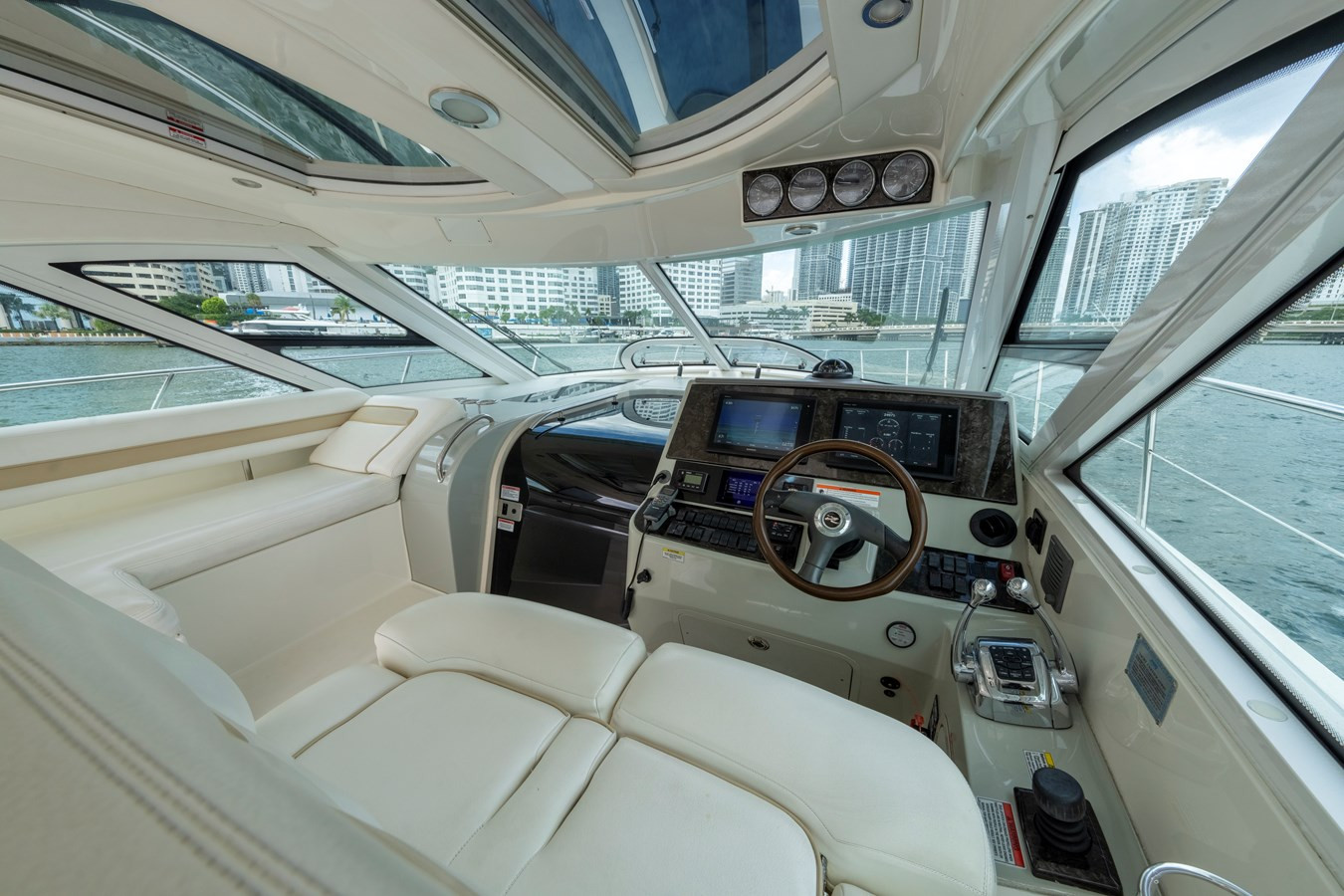 https://arconyachts.ams3.digitaloceanspaces.com/154115/conversions/large_4427050-optimize.jpg