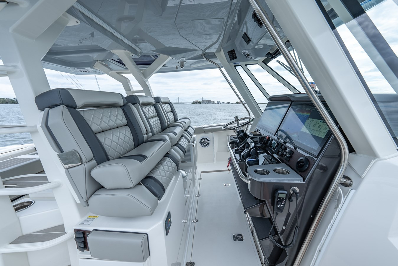 https://arconyachts.ams3.digitaloceanspaces.com/154118/conversions/large_4360867-optimize.jpg