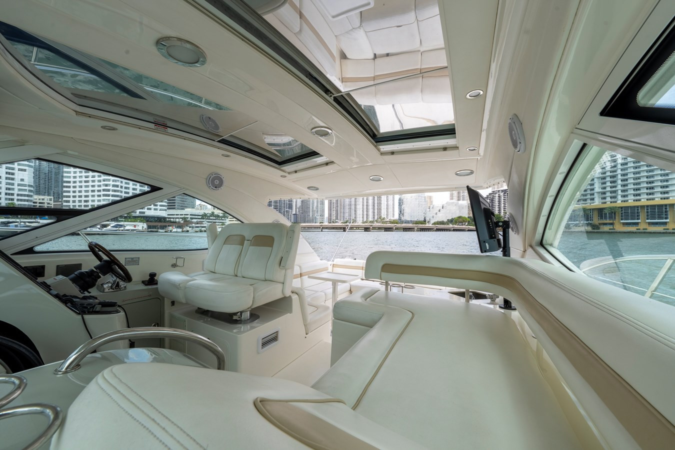 https://arconyachts.ams3.digitaloceanspaces.com/154127/conversions/large_4427072-optimize.jpg