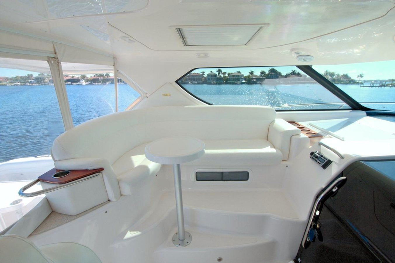https://arconyachts.ams3.digitaloceanspaces.com/154130/conversions/large_4590682-optimize.jpg