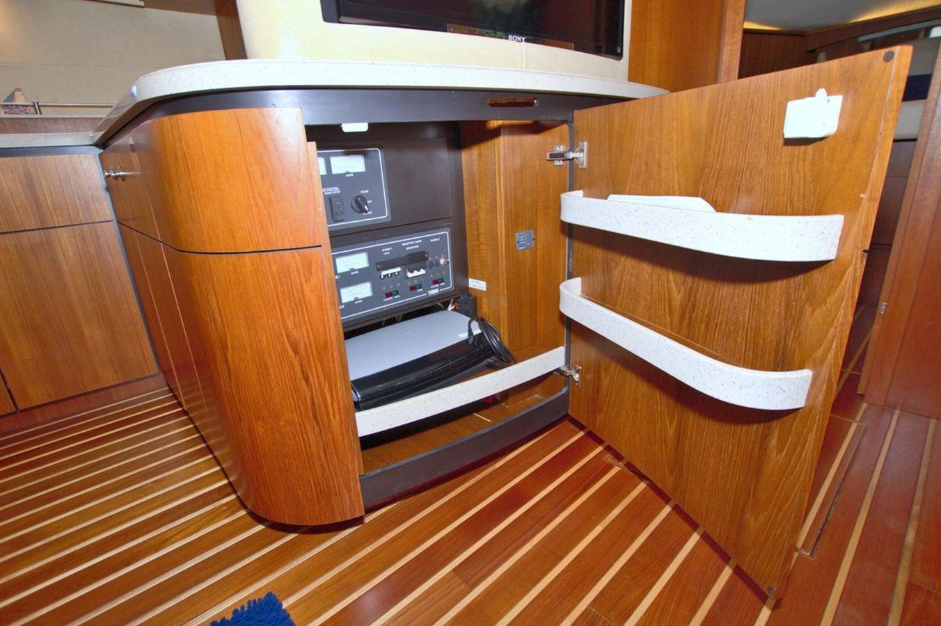 https://arconyachts.ams3.digitaloceanspaces.com/154159/conversions/large_4590698-optimize.jpg