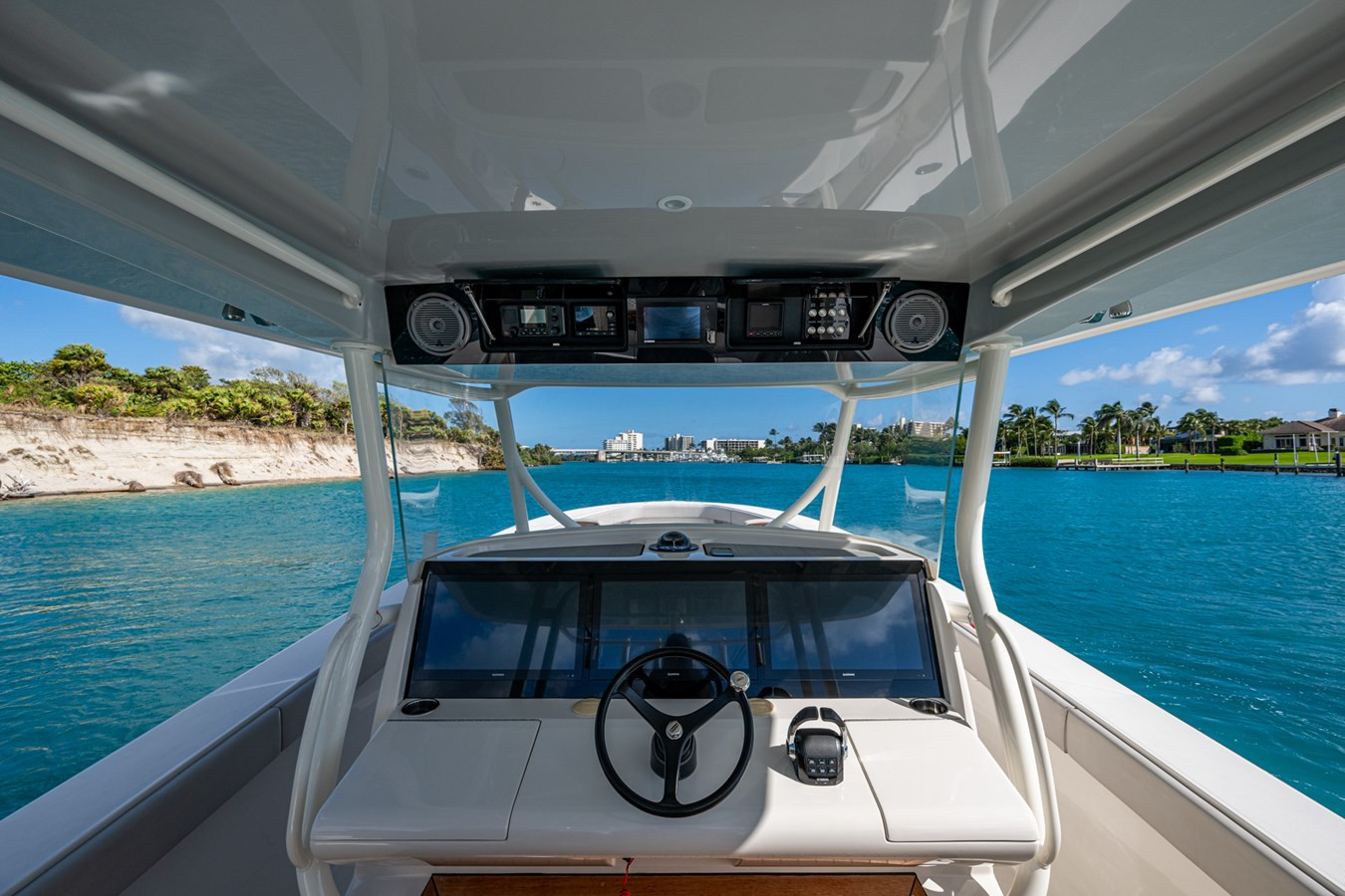 https://arconyachts.ams3.digitaloceanspaces.com/154329/conversions/large_4558832-optimize.jpg