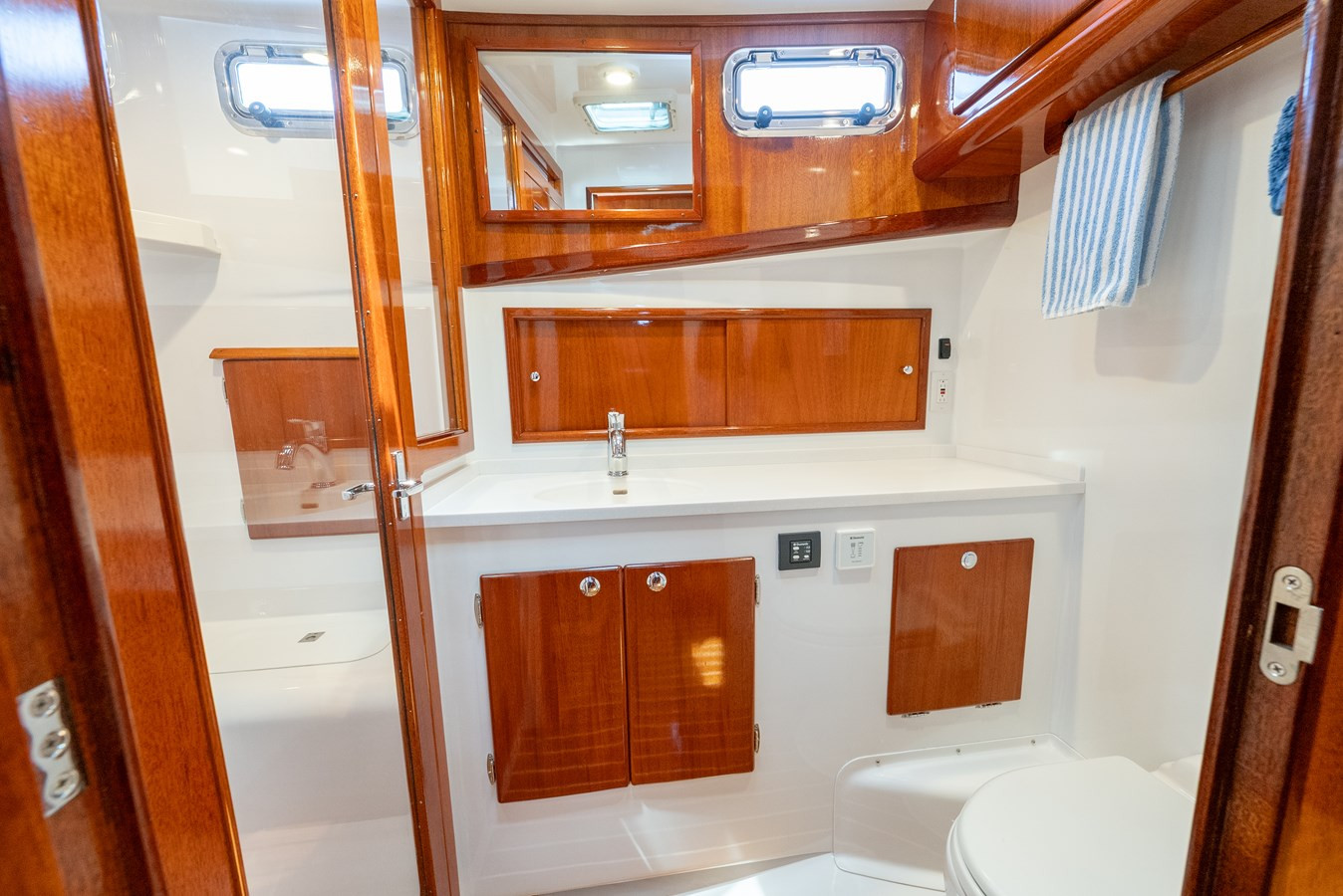 https://arconyachts.ams3.digitaloceanspaces.com/154384/conversions/large_4699345-optimize.jpg
