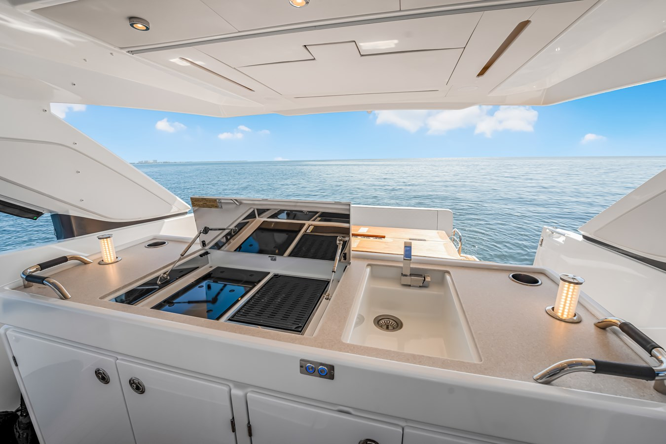 https://arconyachts.ams3.digitaloceanspaces.com/154524/conversions/large_4656976-optimize.jpg