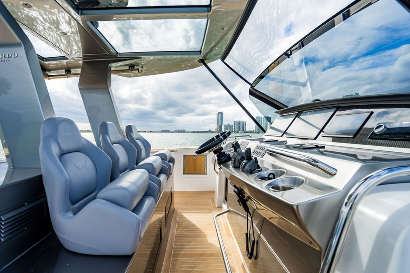 https://arconyachts.ams3.digitaloceanspaces.com/154525/conversions/large_4646923-optimize.jpg