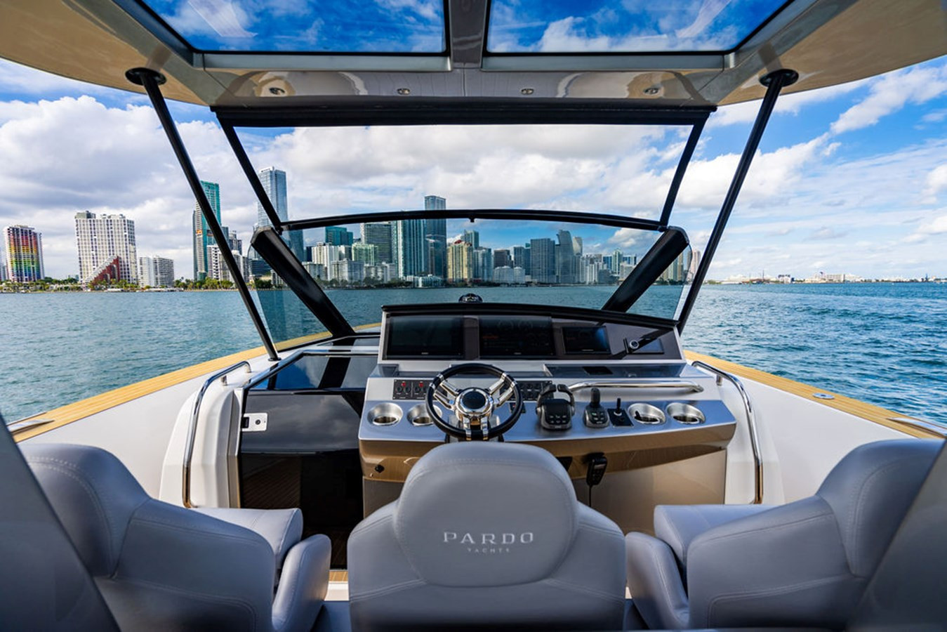 https://arconyachts.ams3.digitaloceanspaces.com/154528/conversions/large_4646924-optimize.jpg