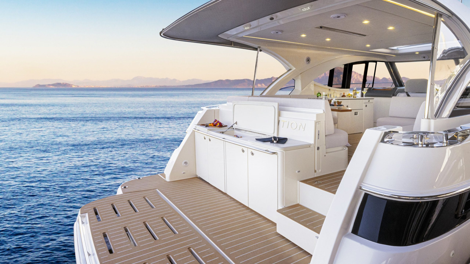 https://arconyachts.ams3.digitaloceanspaces.com/154764/conversions/large_4839824-optimize.jpg