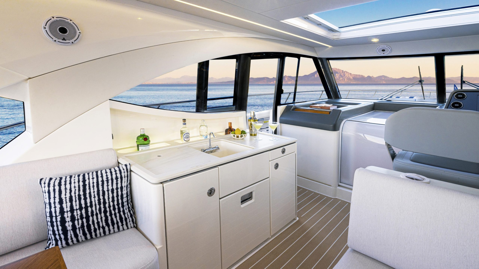 https://arconyachts.ams3.digitaloceanspaces.com/154770/conversions/large_4839831-optimize.jpg