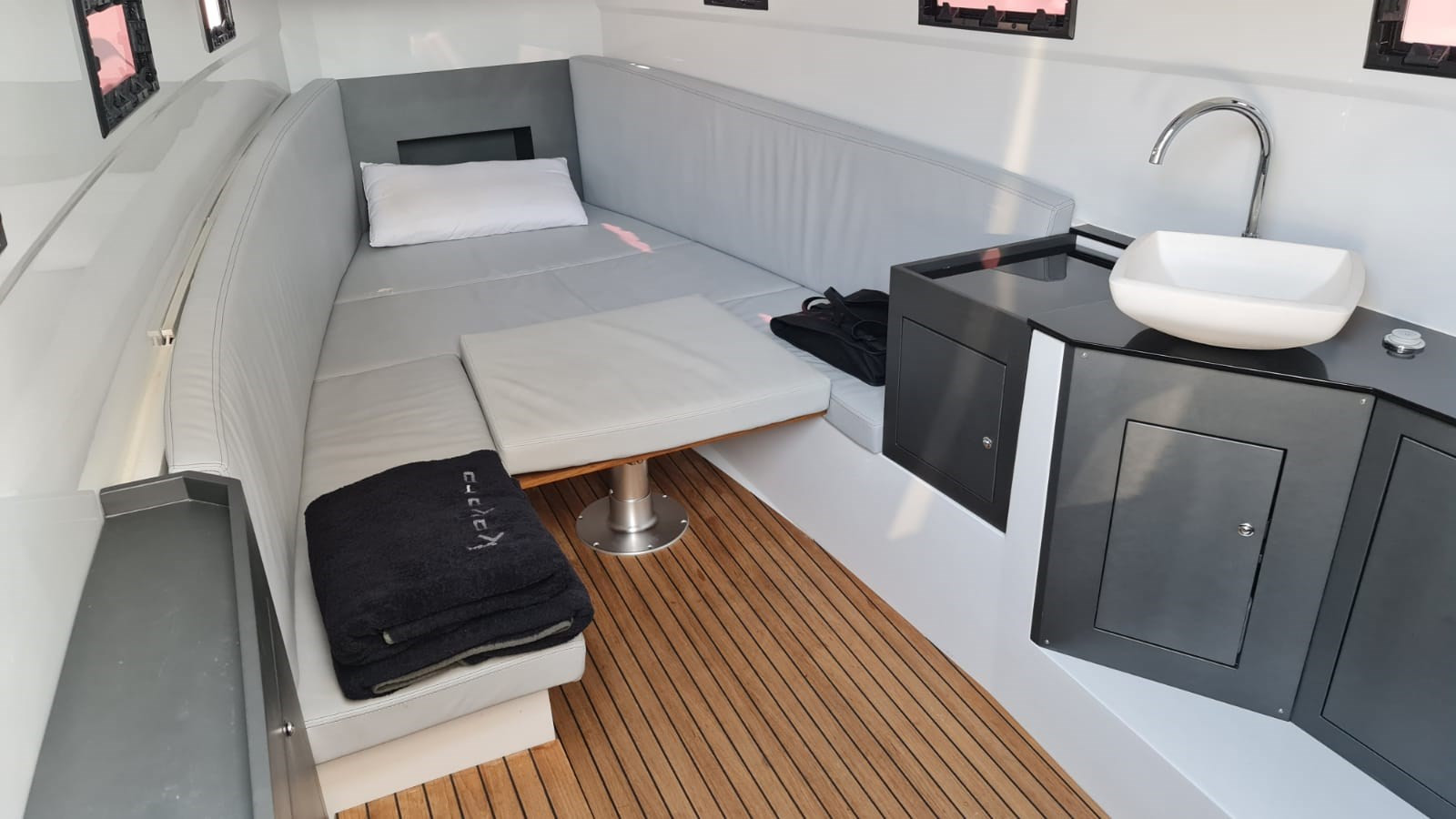 https://arconyachts.ams3.digitaloceanspaces.com/154882/conversions/large_3629937-optimize.jpg