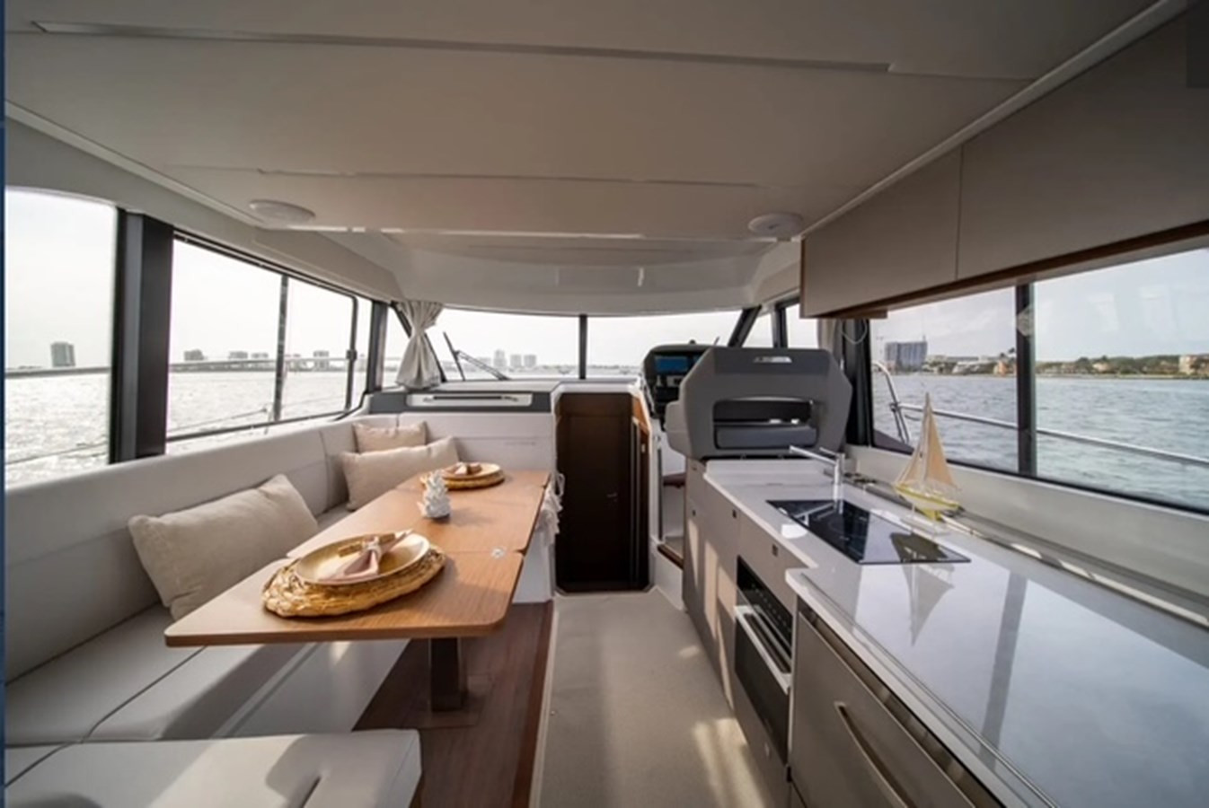 https://arconyachts.ams3.digitaloceanspaces.com/155014/conversions/large_4537492-optimize.jpg