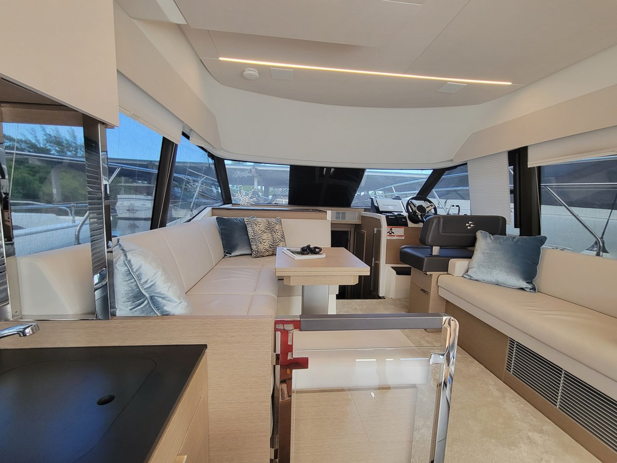 https://arconyachts.ams3.digitaloceanspaces.com/155059/conversions/large_4635473-optimize.jpg