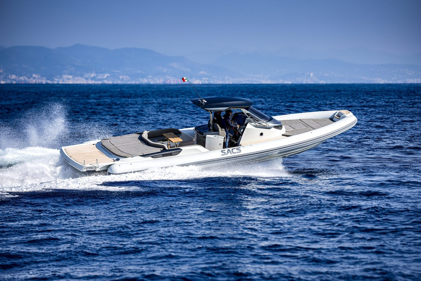 https://arconyachts.ams3.digitaloceanspaces.com/155097/conversions/large_4684066-optimize.jpg