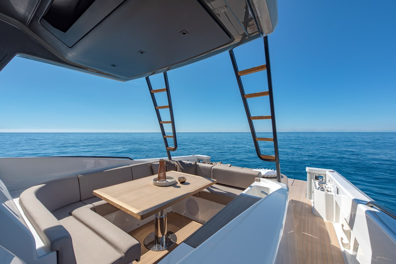 https://arconyachts.ams3.digitaloceanspaces.com/155362/conversions/large_3857397-optimize.jpg