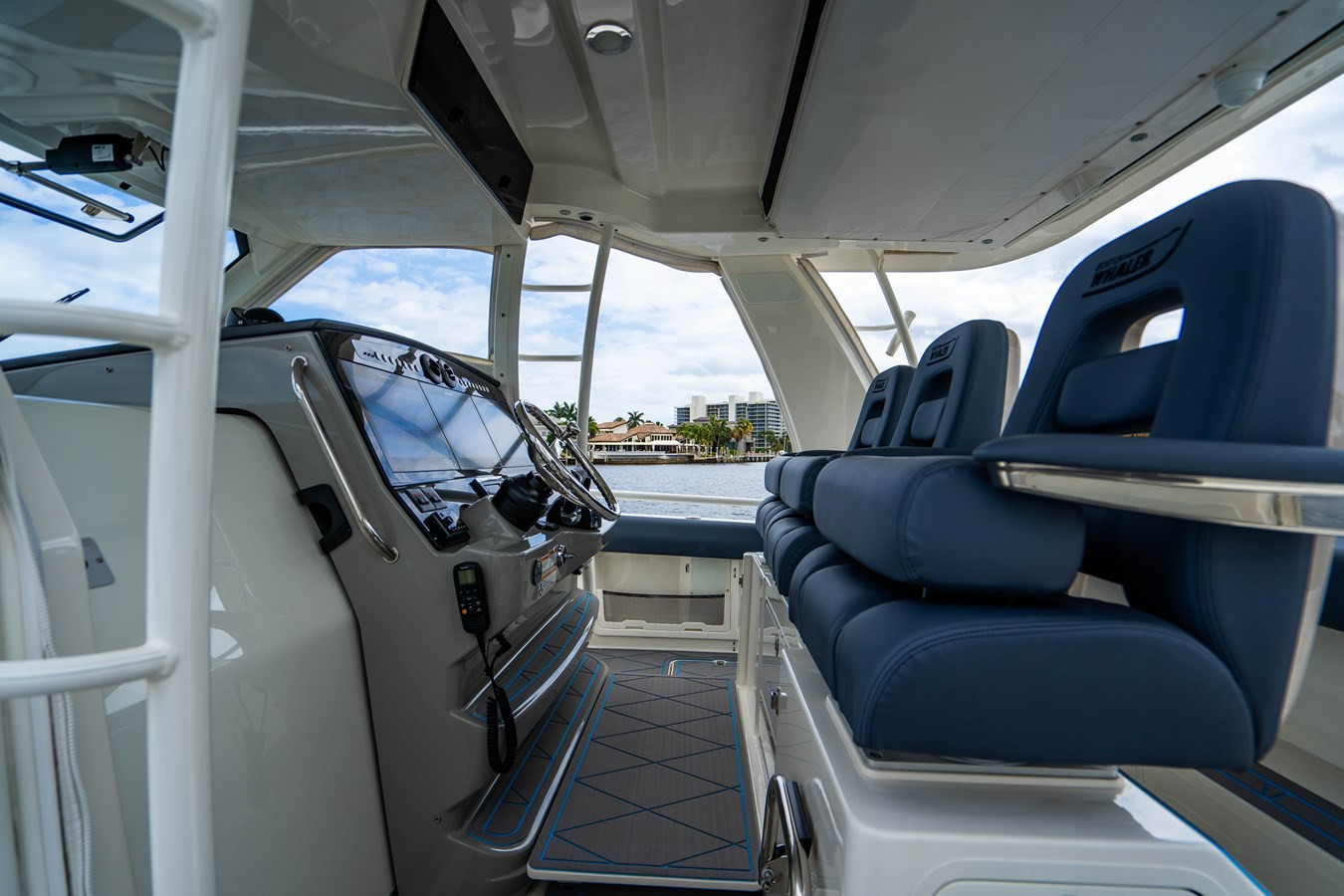https://arconyachts.ams3.digitaloceanspaces.com/156241/conversions/large_3484475-optimize.jpg